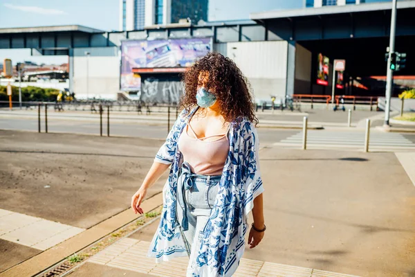 Jonge Gemengde Ras Vrouw Dragen Masker Lopen Buiten Multi Etnische — Stockfoto