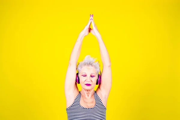 Elderly Woman Doing Yoga Yellow Background Isolated Mature Woman Concentrating — Stock Photo, Image