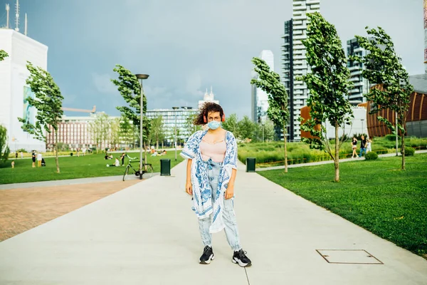 Multi Etnische Jonge Vrouw Outdoor Dragen Gezichtsmasker Luisteren Muziek Gemengde — Stockfoto