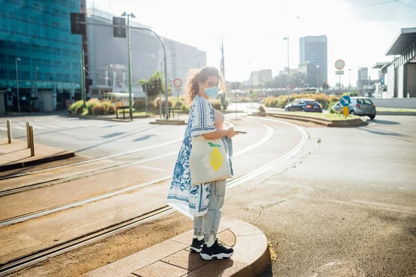 Νεαρή Πολυεθνική Γυναίκα Που Περπατά Εξωτερικούς Χώρους Φορώντας Προστατευτική Μάσκα — Φωτογραφία Αρχείου