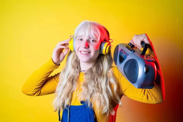 Jovem Bela Mulher Caucasiana Dançando Interior Baground Amarelo Segurando Estéreo — Fotografia de Stock