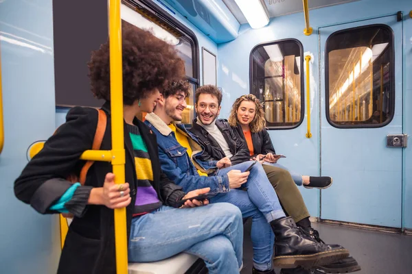 四个多民族人群乘智能手机乘地铁旅行 一群朋友用智能手机 团聚的概念进行多种族对话 — 图库照片