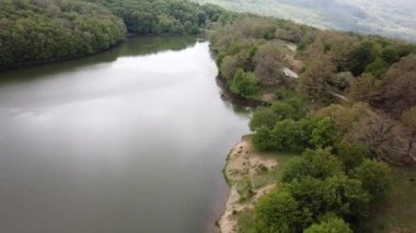 Sicilya, orman göl manzara, 4 k çözünürlüklü doğal bir parkta üzerinde uçmak