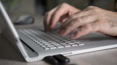 serbest çalışan türleri ve inşaat üstünde belgili tanımlık laptop