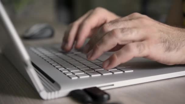 Freelance Werknemer Typen Werken Laptop — Stockvideo
