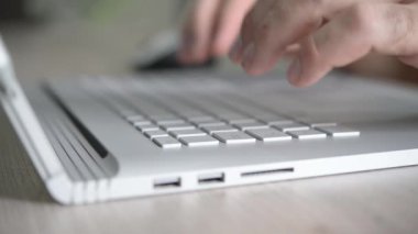 serbest çalışan türleri ve inşaat üstünde belgili tanımlık laptop