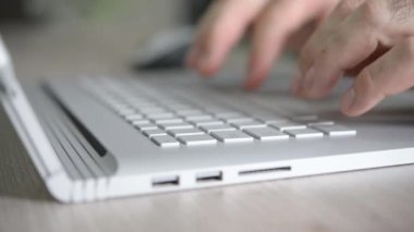 serbest çalışan türleri ve inşaat üstünde belgili tanımlık laptop