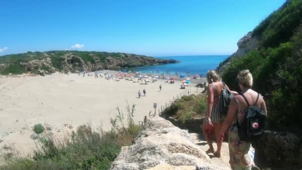 Vendicari Sicilya Rezerv Calamosche Beach Ulaşmak Için Merdivenlerden Aşağı Turistlerin — Stok video