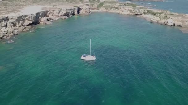 Luftaufnahme Eines Segelbootes Auf Blauem Meer — Stockvideo