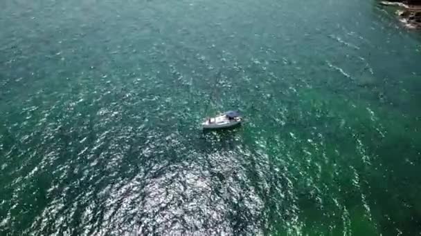 Luftaufnahme Eines Segelbootes Auf Blauem Meer — Stockvideo