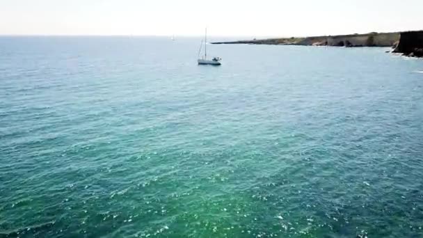 Luftaufnahme Eines Segelbootes Auf Blauem Meer — Stockvideo