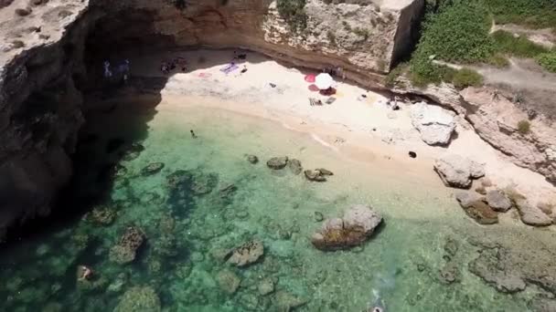 Drone Volar Sobre Una Playa Arena Con Mar Azul — Vídeos de Stock