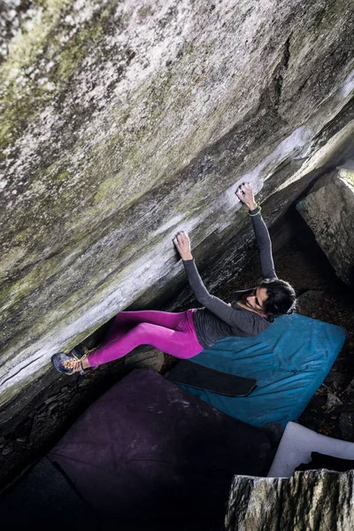 Mädchen Bouldert Draußen Auf Einem Stein — Stockfoto