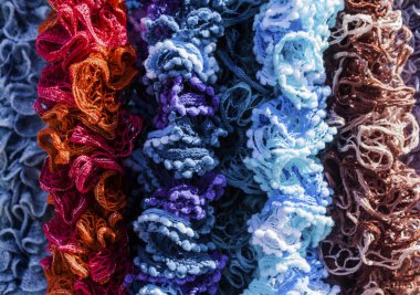 Çeşitli renklerde dekoratif yün scarps