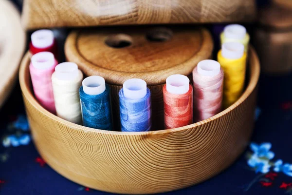 Rotoli Cotone Colorato All Interno Una Cassa Legno — Foto Stock