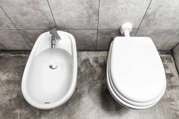 白磁ビデ 灰色の床のトイレ — ストック写真