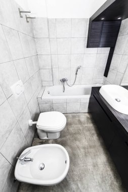 Gri modern banyo tuvalet, bide, lavabo ve küvet