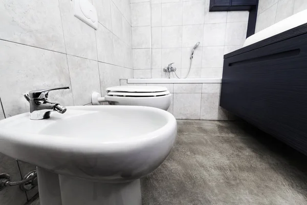 Bagno Grigio Vista Completa Dal Bidet Alla Vasca — Foto Stock