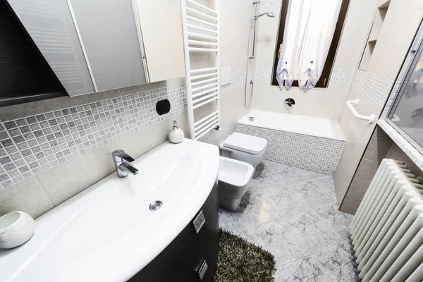 Cuarto Baño Clásico Con Mosaico Poco Azulejos Sobre Vista — Foto de Stock