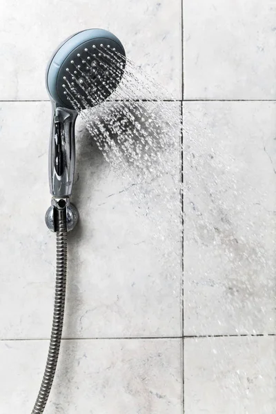 水を落とすとシャワー ヘッド — ストック写真