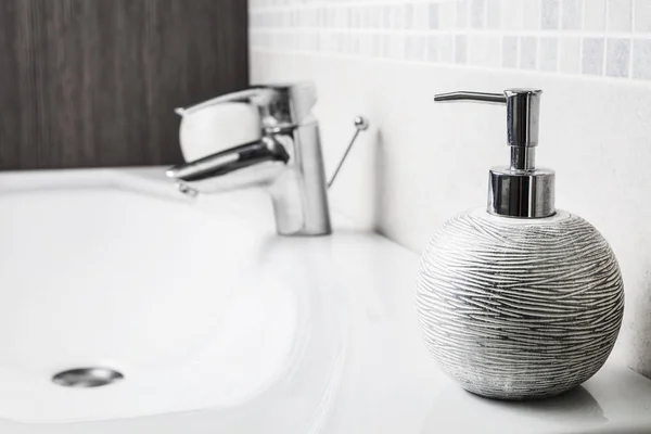 Cuarto Baño Clásico Blanco Decorado Dispensador Jabón Grifo Del Lavabo — Foto de Stock