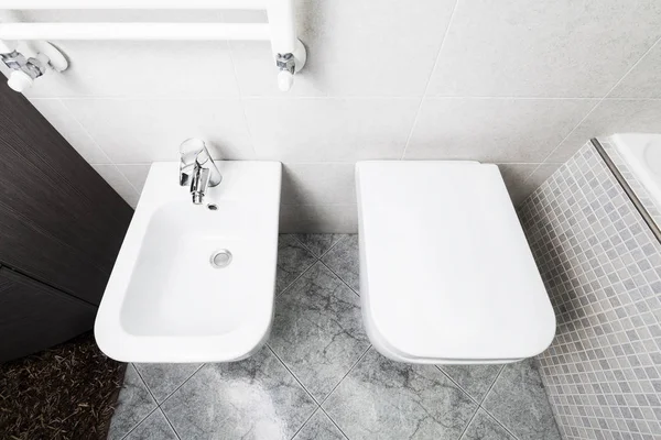 经典马赛克浴室洗浴用品和浴盆以上视图 — 图库照片
