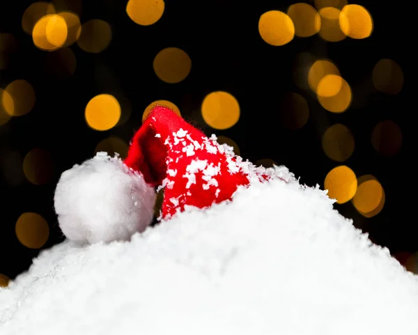 Jultomten Hatt Omfattas Snön Med Bokeh Suddig Bakgrund — Stockfoto