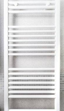 Beyaz banyo ısıtıcı tüm görünüm portre gri mozaik duvar