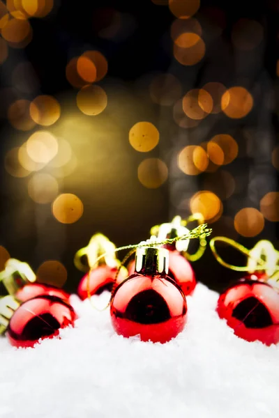 Χριστουγεννιάτικες Κόκκινες Μπάλες Στο Χιόνι Bokeh Χρυσό Και Θολή Φόντο — Φωτογραφία Αρχείου