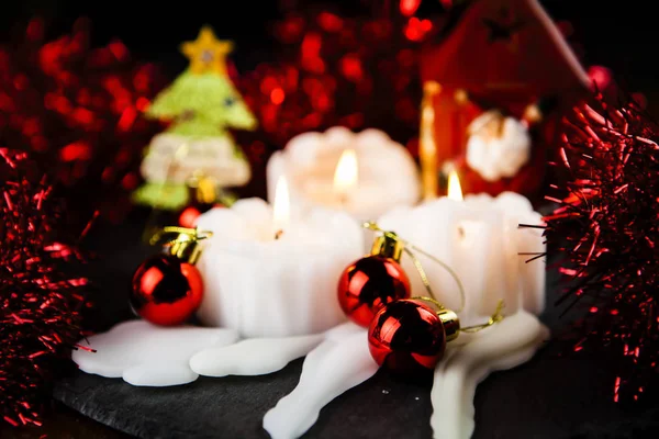 Weihnachtskerze Brennt Mit Roten Zierkugeln Und Verschwommenem Festlichem Hintergrund — Stockfoto