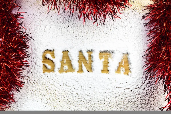 Weihnachtsmann Name Den Schnee Geschrieben Mit Roten Weihnachtsbändern Enthüllt Eine — Stockfoto