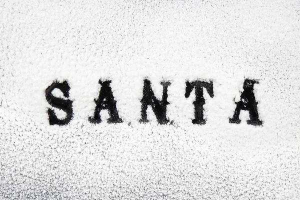 Santa Namn Skrivet Mjuk Snö Fönstret Avslöjar Mörk Bakgrund — Stockfoto