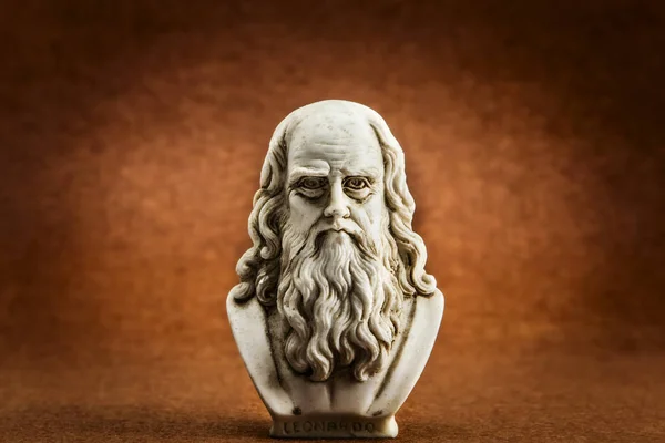 Leonardo Vinci Staty Största Sinnet Mänskligheten Brun Bakgrund — Stockfoto