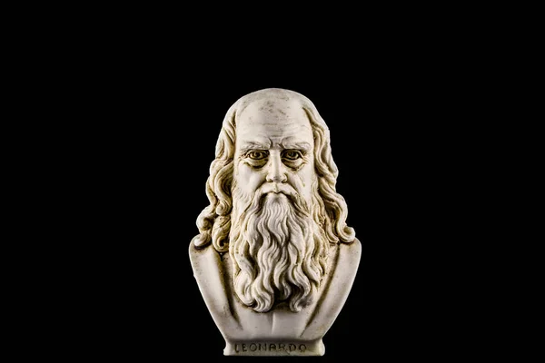Leonardo Vinci Statua Jeden Największych Umysł Ludzkości Białym Czarnym Tle — Zdjęcie stockowe