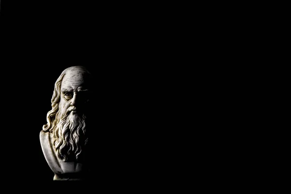 莱昂纳多 芬奇雕像 人类最伟大的心灵之一 在左边的黑色背景上孤立着戏剧性的光线 — 图库照片