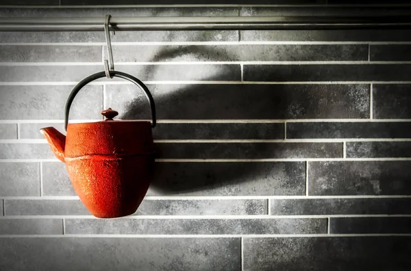 Olla Metal Rojo Colgada Una Pared Gris Cocina Con Azulejos — Foto de Stock