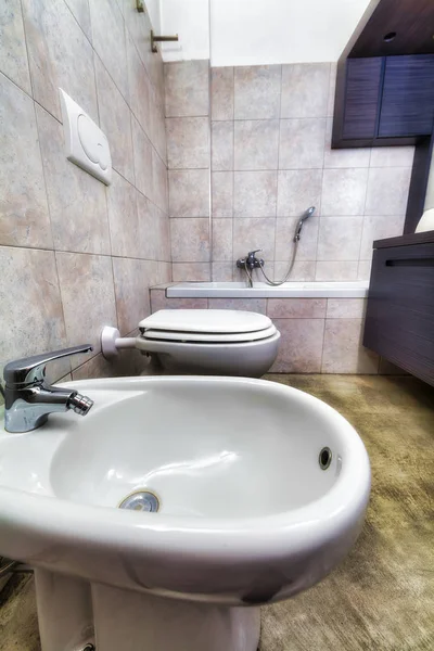 灰色现代 Hdr 配有洗浴用品 洗脸盆和浴缸 — 图库照片