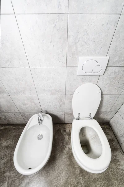 灰色的现代浴室 上面有洗浴用品和浴盆 — 图库照片