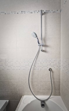 Klasik mozaik Duvar ile bir küvet duş kafa tüm görünüm