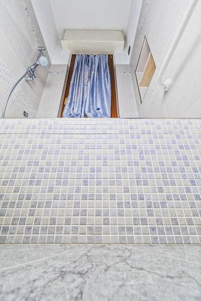 Vista Inferior Una Bañera Mosaico Decorado Pared — Foto de Stock