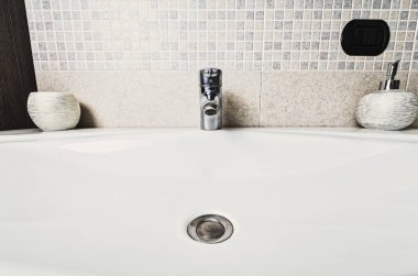 Mermer mozaik spa duvar lavabo ve musluk önden görünümü