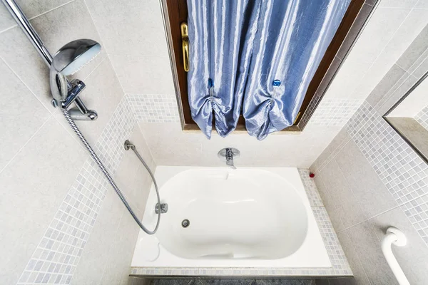 Banyo Küvet Görünümü Bakış Açısı Yukarıdan Mozaik Duvar Ile — Stok fotoğraf