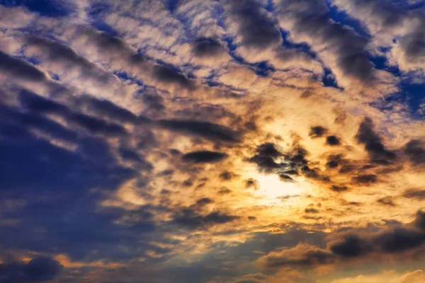 Impressionante Tramonto Caldo Cielo Nuvoloso Colorato — Foto Stock