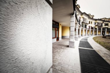 Granit sütunlar kasaba yerde dizi