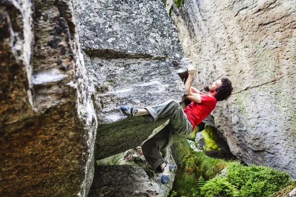 坚强的人在没有绳子的花岗岩巨石上爬到户外 — 图库照片