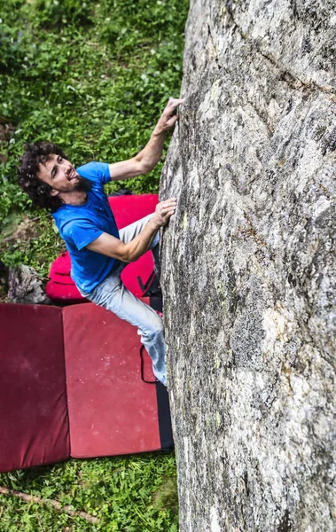 Starker Mann Klettert Freien Auf Einem Granitstein — Stockfoto