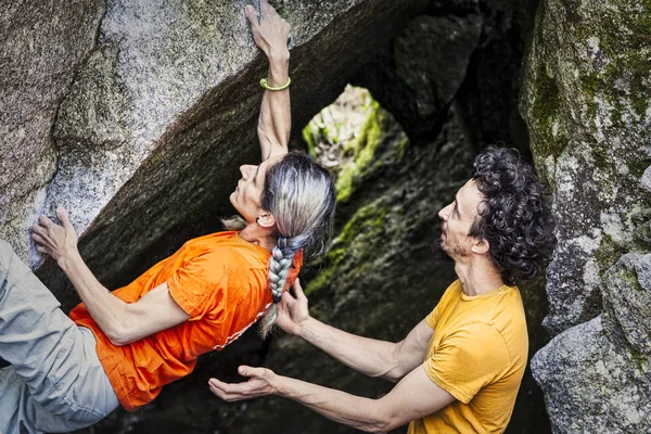 Junges Bergsteigerpaar Klettert Auf Felsbrocken Mit Dem Mann Der Das — Stockfoto