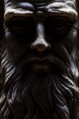 Leonardo da vinci makro closeup ön görünüm tüm yüz dramatik karanlık ışık ile