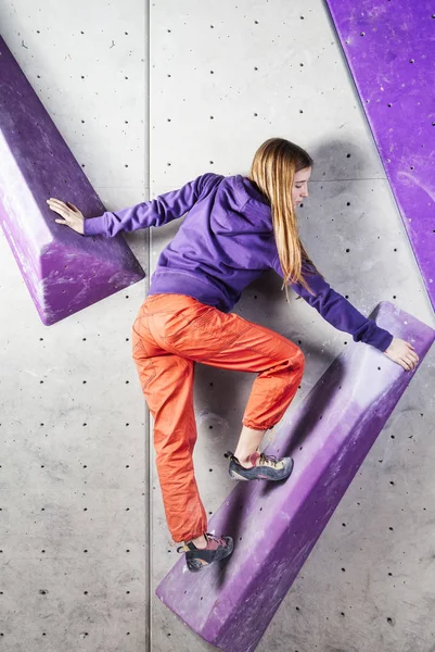 Jonge Sterke Mooie Blonde Lange Haren Meisje Indoor Klimmen Grote — Stockfoto