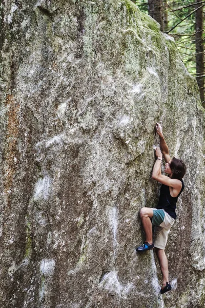 Starker Junge Klettert Draußen Auf Einen Großen Granitstein — Stockfoto